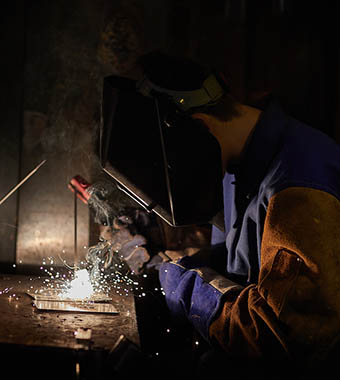 哥伦布州立大学的学生在练习焊接技术。